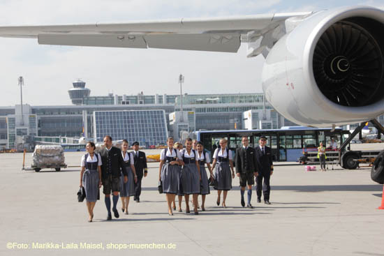Lufthansa Trachten Crew eingekleidet von Angermaier (©Foto. Marikka-Laila Maisel